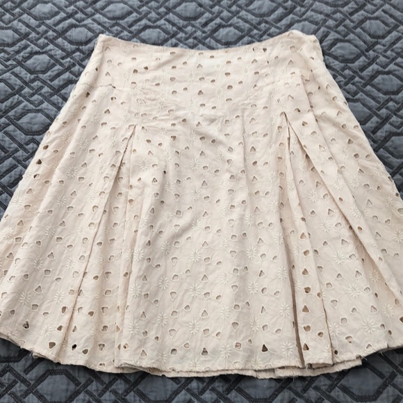 The limited  Beige eyelet skirt Sz 4 - Picture 4 of 6